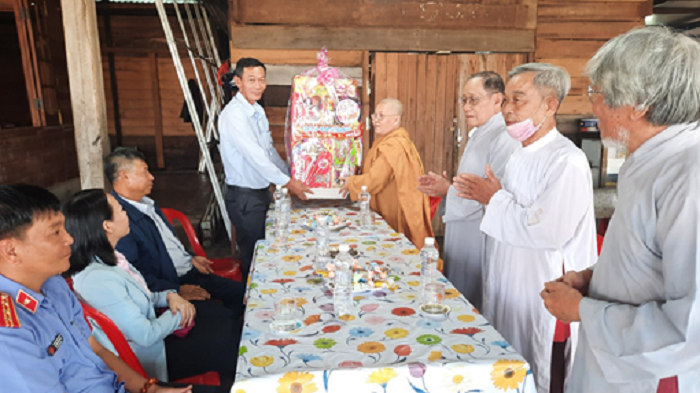 doan cong tac cua huyen tang qua chuc tet co so ton giao cu mot ea hleo 2